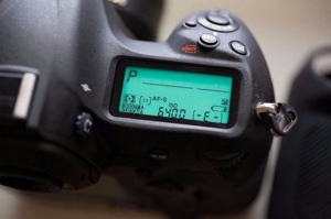 Nikon D5 CF inkl. Nikkon Objektiv 50mm 1,4 und Gummischutz Bild 9