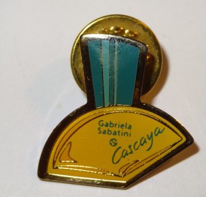 D Anstecker Pin Button Cascaya Gabriela Sabatini noch gut erhalten Werbepin Bild 2