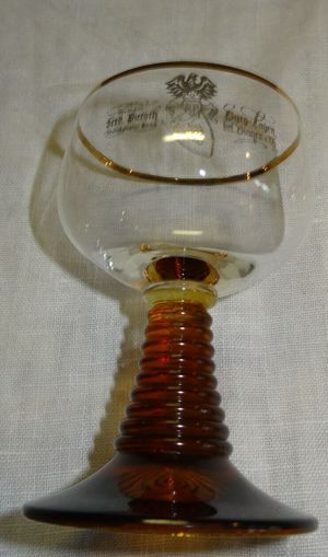 HP Weinglas Trinkglas Römer 0,1l Weingut Ferd. Piroth Burg Layen Goldrand einwandfrei erhalten Bild 1