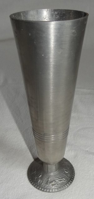 DL Zinn Rein Zinn Vase Dekor Jagdmotiv H19,3x  6,5 x0,2 gebraucht, gut erhalten Dekoration 
