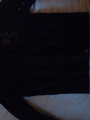 schwarze Sweat Jacke mit Rosen Bild 2