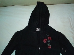 schwarze Sweat Jacke mit Rosen Bild 3