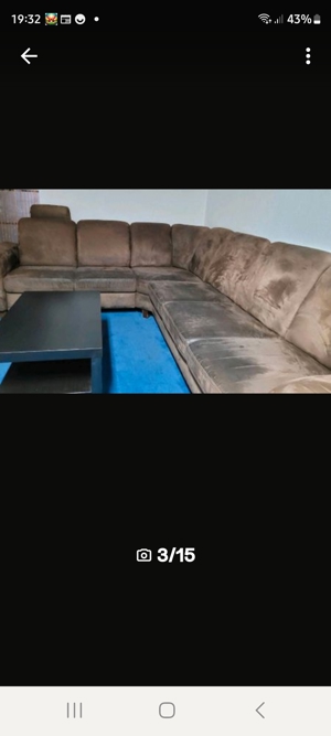 Couch mit Relaxsessel und verschiedene Wohnzimmer Einrichtung. Bild 1