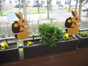 2 Osterhasen als Außendekoration für Balkon oder Garten Bild 1