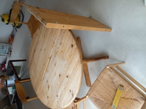 Rustikaler Massivholz-Esstisch (ausziehbar) mit 4 Stühlen Bild 2