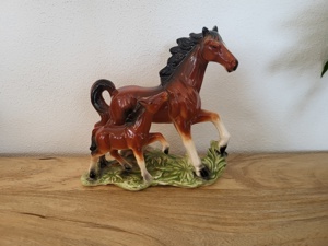 Porzellan Figurengruppe Pferd mit Fohlen, unbeschädigt. Bild 1