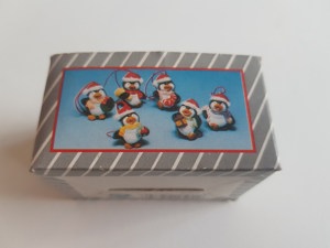 6 weihnachtliche Keramik-Pinguine * handbemalt * mit Hänger