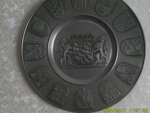Zinnteller aus 1979 gross (ca. 24 cm) dekoratives  Bayerisches Wappen + Städtewappen rundum s.Foto Bild 2