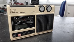 DDR Taschenradio LCD - CLOCK 2001