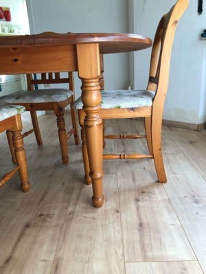Echtholz Esstisch mit vier Stühlen (Kiefer, honigfarben lackiert) Bild 2