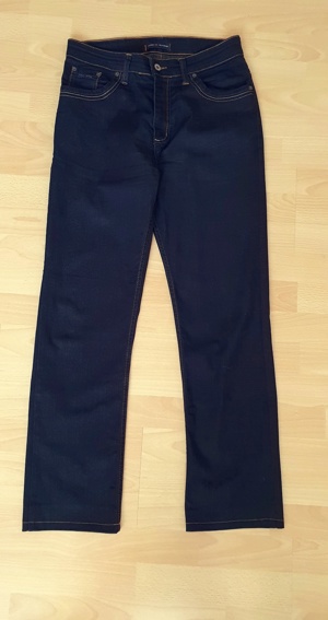 Neuwertige Tommy Hilfiger Jeans, dunkelblau, ohne Wascheffekte. Die Hose wurde gekürzt auf Innenbein Bild 1