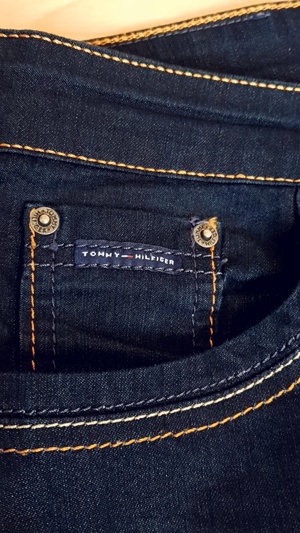 Neuwertige Tommy Hilfiger Jeans, dunkelblau, ohne Wascheffekte. Die Hose wurde gekürzt auf Innenbein Bild 3