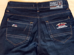 Neuwertige Tommy Hilfiger Jeans, dunkelblau, ohne Wascheffekte. Die Hose wurde gekürzt auf Innenbein Bild 2