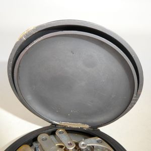  Antike Taschenuhr im Metallgehäuse mit Vollkalender Bild 10