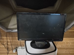 computerbildschirm BENQ mit Kabel