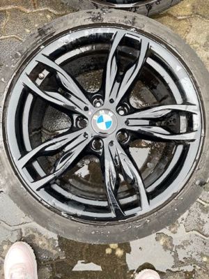 BMW 18 Zoll M-Performance Felgen auf Sommerreifen Bild 1