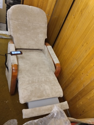 Elektrisch verstellbarer Armlehnensessel, gebraucht. Bild 2
