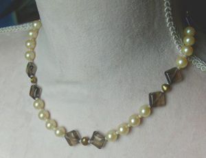 Perlencollier, Perlen in weis, gold mit den Rauchquarz Bild 7