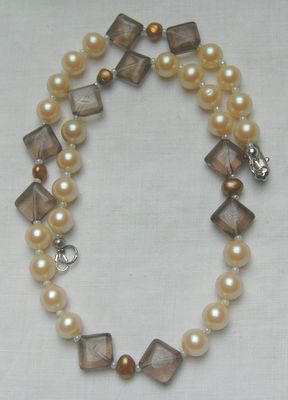 Perlencollier, Perlen in weis, gold mit den Rauchquarz Bild 2