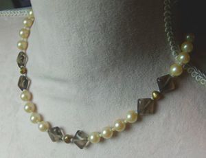 Perlencollier, Perlen in weis, gold mit den Rauchquarz Bild 1