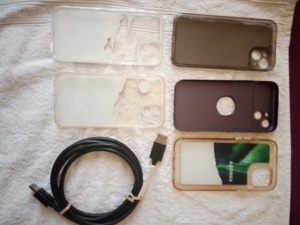 5 gebrauchte markenlose  Handy-Schutzhüllen für iPhone 14. Und ein neues 1.80m langes HDMI Kabel. Bild 2