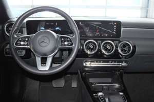 Mercedes-Benz CLA 200 AUTOM KLIMAA LED TEILLEDER StHZ NAVI PDC Bild 2