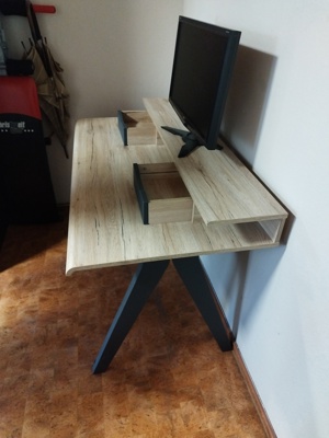 Neuwertige Schreibtisch mit 2 Schubladen und Displaysitz Bild 3