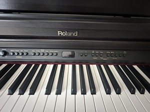 E-Piano Digitales Klavier Roland HP-2e, sehr guter Zustand mit höhenverstellbarem Klavierstuhl Bild 3