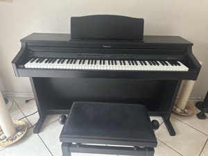 E-Piano Digitales Klavier Roland HP-2e, sehr guter Zustand mit höhenverstellbarem Klavierstuhl Bild 2