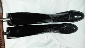 Schwarze Lackstiefel 