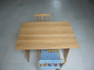 KIndertisch mit zwei Stühlen Bild 3