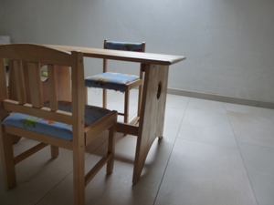 KIndertisch mit zwei Stühlen Bild 5