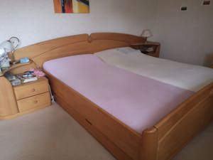 Schlafzimmer mit Bettrahmen Nachttischen und einem sehr großen Kleiderschrank massiv Holz Bild 1