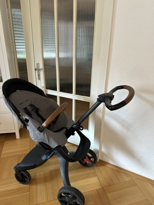 Stokke Kinderwagen  modern grey mit Babywannemit VIel Zubehör 2Jahre alt + Stokke Autositz Bild 3