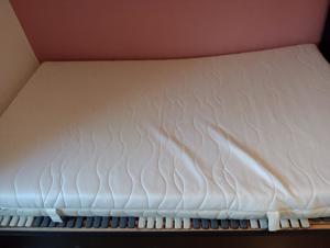 Bett mit Matratze und hochwertigem Lattenrost zu verschenken Bild 2