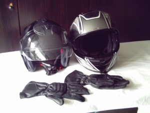 Motorradhelme u. Handschuhe  