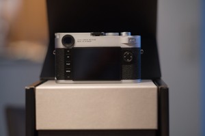 Leica M10 3-Zoll Display 24MP CMOS Systemkamera - SchwarzSilber Bild 2