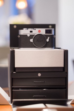 Leica M10 3-Zoll Display 24MP CMOS Systemkamera - SchwarzSilber Bild 1