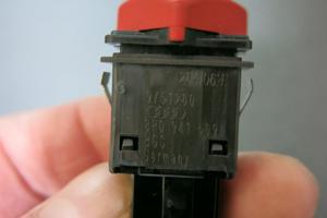 Schalter Warnblinklicht A3 8P Bild 2