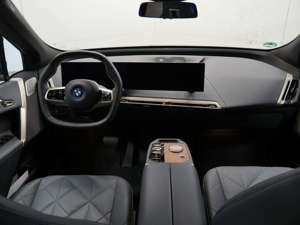 BMW iX xDrive40 Laser Pano CarPlay BW DAB HUD AHK Bild 3