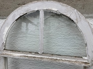 altes antikes Fenster Holzfenster Rundbogen Bild 1