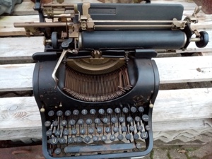 Antike Schreibmaschine  Bild 1