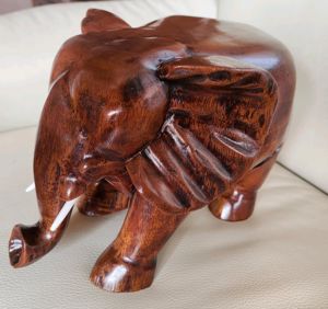 Zum Sammeln oder zur Deko: Elefant aus Holz - VB 28,90 Eur.