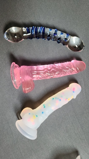 Gebrauchtes Sexspielzeug von heißer Blondine Bild 3