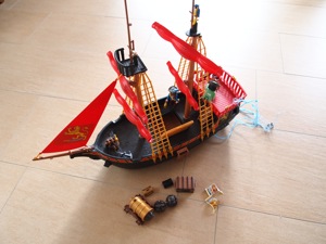 Schönes, robustes, gebrauchtes und gut erhaltenes Piratenschiff von Playmobil Bild 1