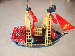 Schönes, robustes, gebrauchtes und gut erhaltenes Piratenschiff von Playmobil Bild 2