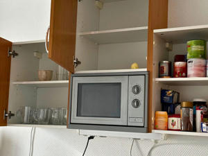 Helle freundliche Küchenzeile, Einbauküche, Küchenschränke  Bild 4