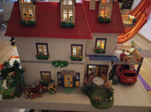 PLAYMOBIL Familienhaus;3 Etagen&Garten