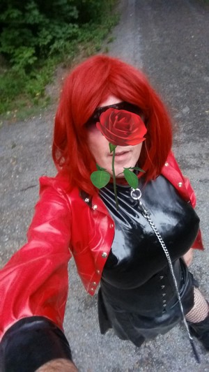 devote Sissy in Latex sucht dominante Personen