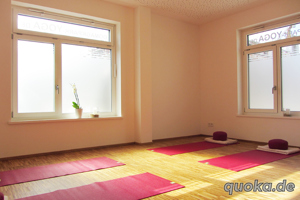 Heller Raum für Yoga u.ä., Coaching, kleine Gruppenseminare. WLAN